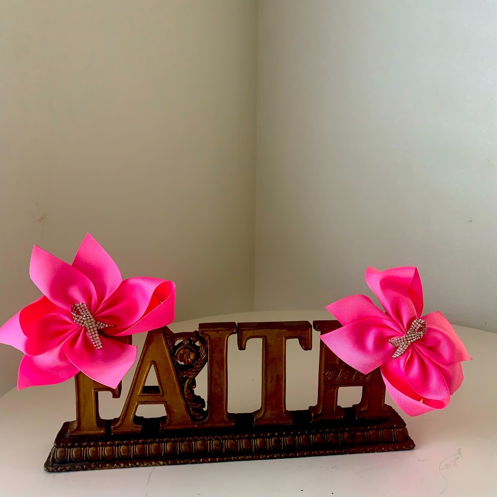 This  pink cancer awareness item could be worn as a hairbow or Other ways
